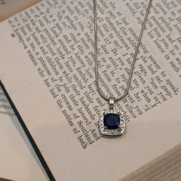 Elegant Silver Necklace with Blue Gemstone - Picture 5 of 7